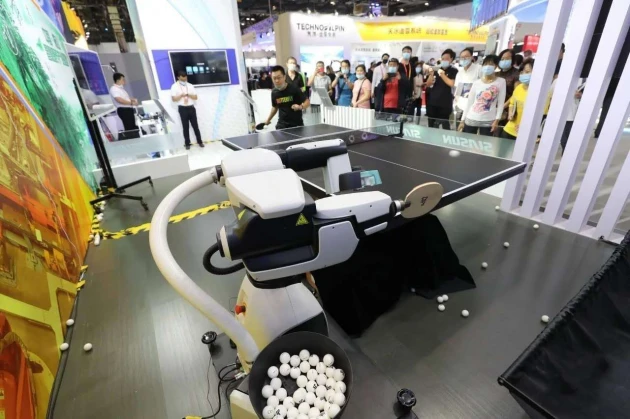 高通5G+AI引擎加持，兵乓球機(jī)器人“龐教練”完全能夠和真人對戰(zhàn)