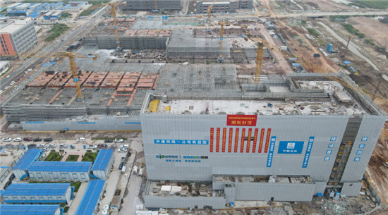 2022年投產(chǎn)！中郵信源研發(fā)及智能制造基地首棟大樓順利封頂