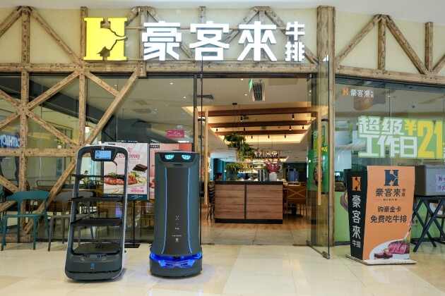 普渡機器人強勢入駐豪客來牛排，助力餐廳高效送餐回盤