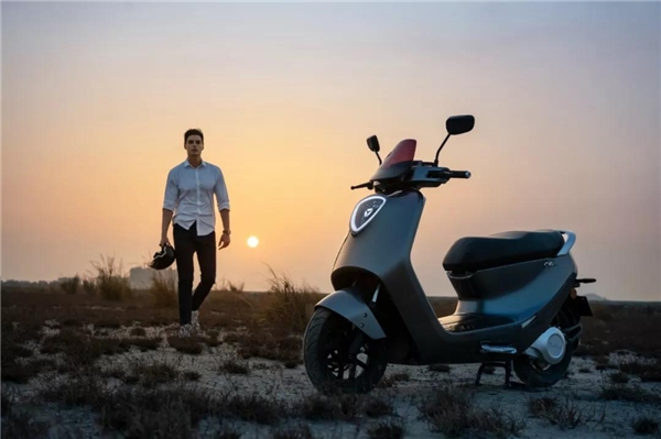顏值高、動力強(qiáng)，雅迪電動車冠能2.0系列成Z時代情侶出行新寵兒