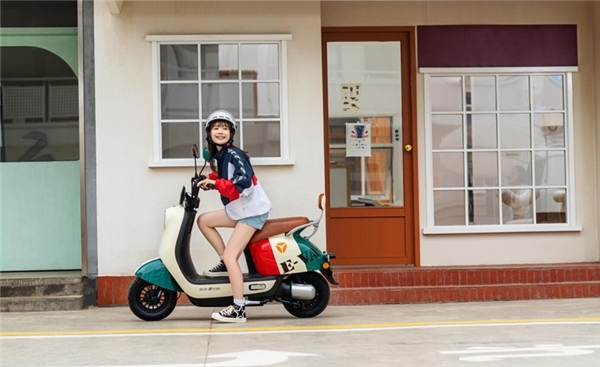 顏值高、動力強(qiáng)，雅迪電動車冠能2.0系列成Z時代情侶出行新寵兒