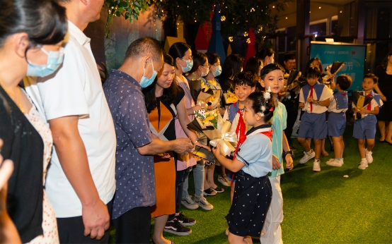 教師專屬驚喜日，希沃?jǐn)y大灣區(qū)眾品牌向老師獻(xiàn)上祝福