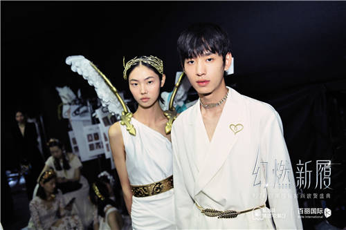 群星齊聚點(diǎn)亮百麗秀場，2021“幻燃 新履”年度大秀華麗上演