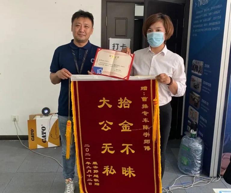 “能幫一把是一把！”路遇受傷工人，這位網(wǎng)約車(chē)司機(jī)這樣說(shuō)