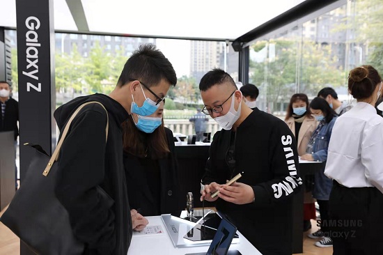 打卡三星全新折疊屏手機(jī)快閃店 多款熱門(mén)折疊屏新品任你體驗(yàn)