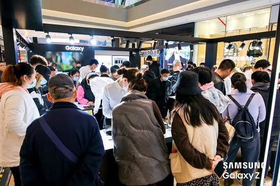 打卡三星全新折疊屏手機(jī)快閃店 多款熱門(mén)折疊屏新品任你體驗(yàn)