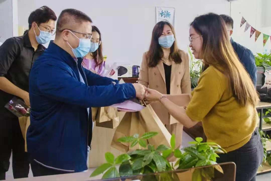 千名“碼農(nóng)”：領(lǐng)到愛心早餐 收到幸?！按a”