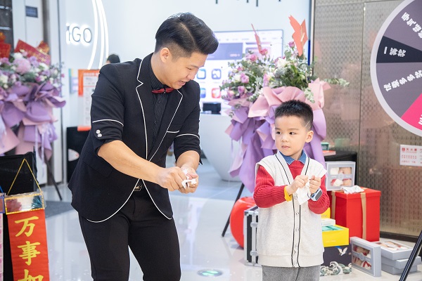 堅果投影深圳雙店盛大開業(yè)，讓美好生活不止于想象