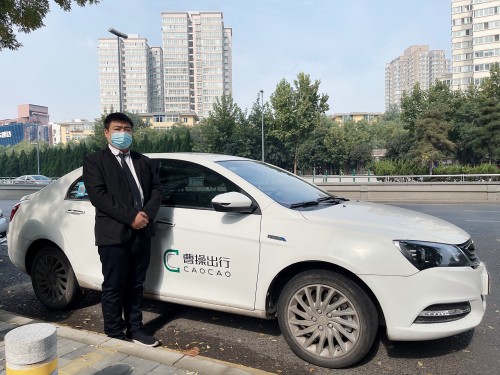 遇路人突發(fā)疾病，曹操出行司機(jī)智闖紅燈緊急送醫(yī)