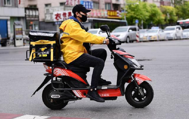 雅迪電動車推出新品，不需充電只換電，續(xù)航130，3499起，很適合跑外賣