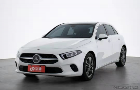 優(yōu)信二手車西安賣場(chǎng)提貨奔馳，豪車夢(mèng)終于落地實(shí)現(xiàn)