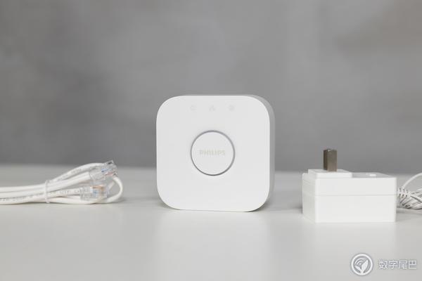 飛利浦 Hue 電競桌面：聲光同步！氛圍感拉滿！