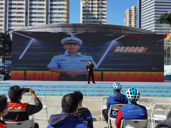 深圳舉辦“全國(guó)交通安全日”主題活動(dòng)，貨拉拉司機(jī)代表上臺(tái)演唱原創(chuàng)歌曲