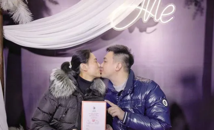 恭喜：來酷科技品牌代言人——游泳一哥張琳向排球女神求婚成功了！