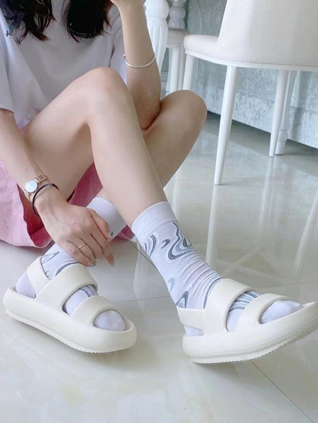8分以上的街拍穿搭，一定離不開這雙優(yōu)調(diào)917涼拖！
