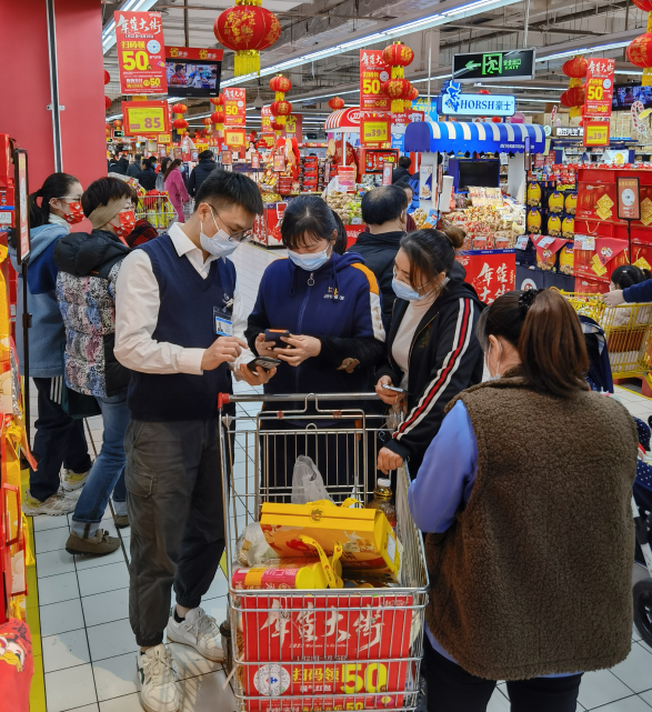 家樂福春節(jié)不打烊 服務(wù)是零售人不變的堅(jiān)守與熱愛