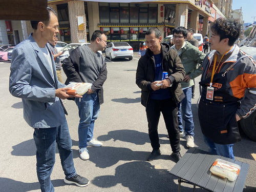 貨拉拉打造“貨車食堂”免費餐車，走上長沙街頭喊司機師傅按時吃飯