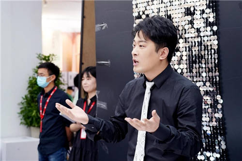 捐出的是財物，播下的是希望，看辛巴如何公益助學(xué)