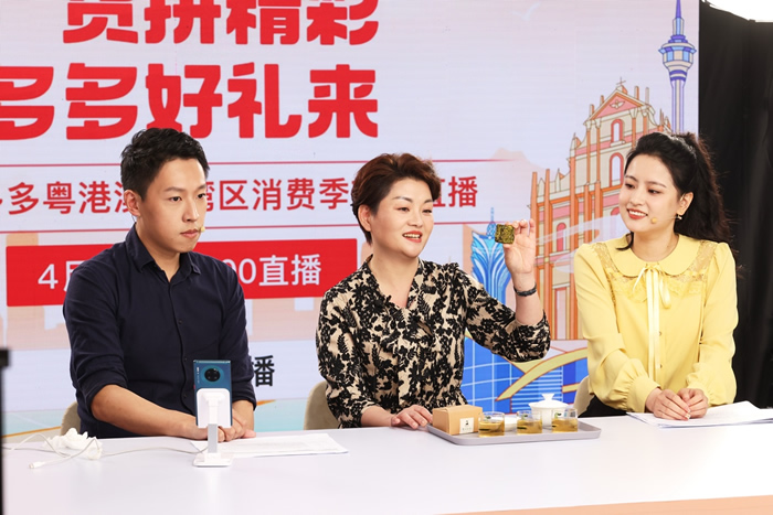 福建省龍巖漳平市商務(wù)局局長(zhǎng)林娜（中）做客直播間，為全國(guó)觀眾介紹漳平水仙茶餅.jpg