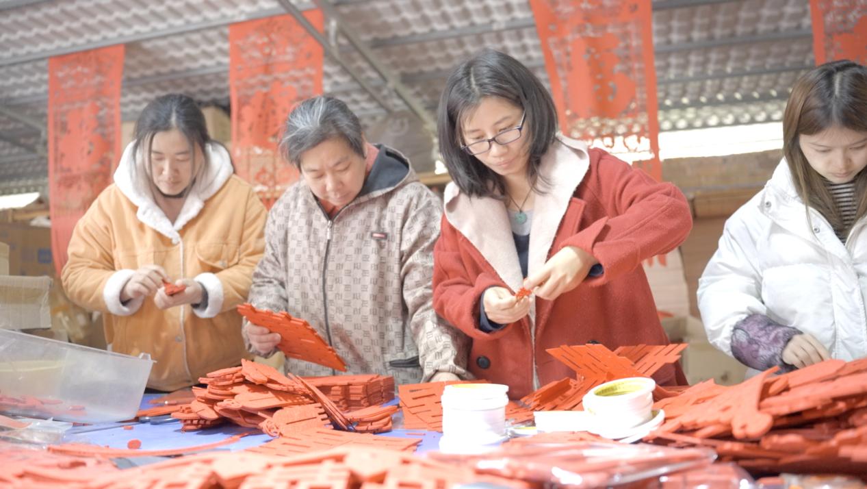 返鄉(xiāng)創(chuàng)業(yè)的易少玲，還帶動(dòng)了當(dāng)?shù)?0多戶村民就業(yè).jpg