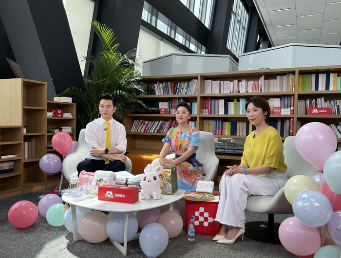 拼多多副總裁、“為你讀書(shū)”公益捐贈(zèng)行動(dòng)負(fù)責(zé)人侯凱笛做客直播間，講述捐贈(zèng)背后的故事.jpg