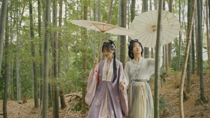 油紙傘幾乎成為古風(fēng)攝影的標(biāo)配。周樂介紹，自己拼多多店鋪的主要用戶集中在15-25歲的年輕人群體.jpg