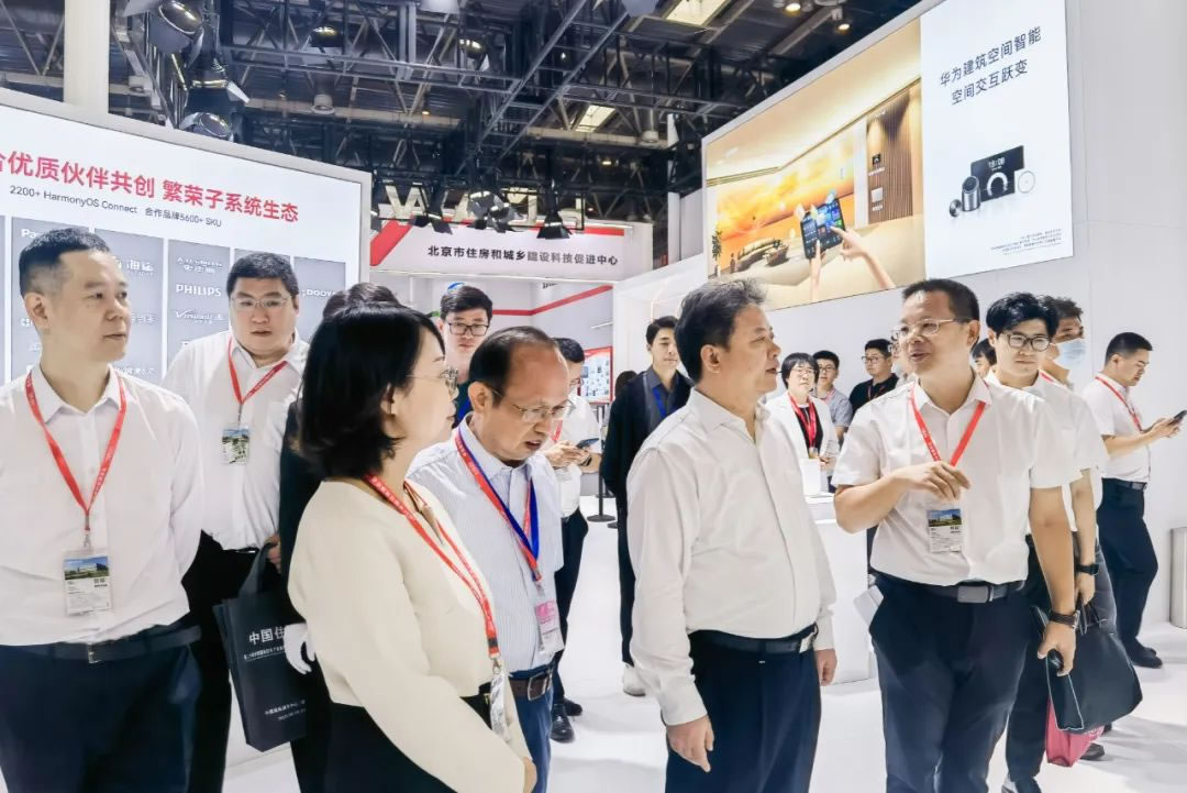 住建部黨組成員、副部長秦海翔，住建部科技與產(chǎn)業(yè)化發(fā)展中心陳偉副主任陪同.jpg