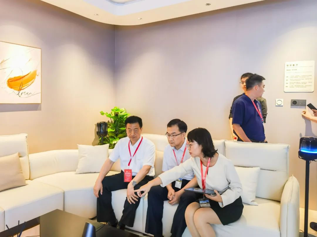 住建部工程質(zhì)量安全監(jiān)管司韓煜副司長，新疆省住建廳黨組書記李宏斌.jpg
