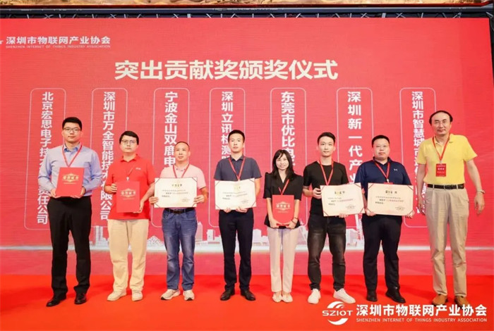 國家高層次人才、清華大學王興軍教授為會員單位頒發(fā)突出貢獻獎.jpg
