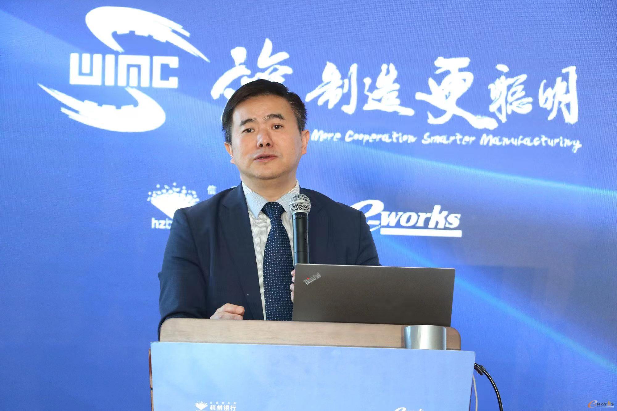 圖2 e-works數(shù)字化企業(yè)網(wǎng)總編、CEO、國家智能制造專家委員會(huì)委員黃培主持論壇