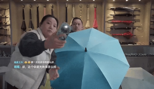 雷鵬琳撐起傘面，對(duì)準(zhǔn)鏡頭.jpg