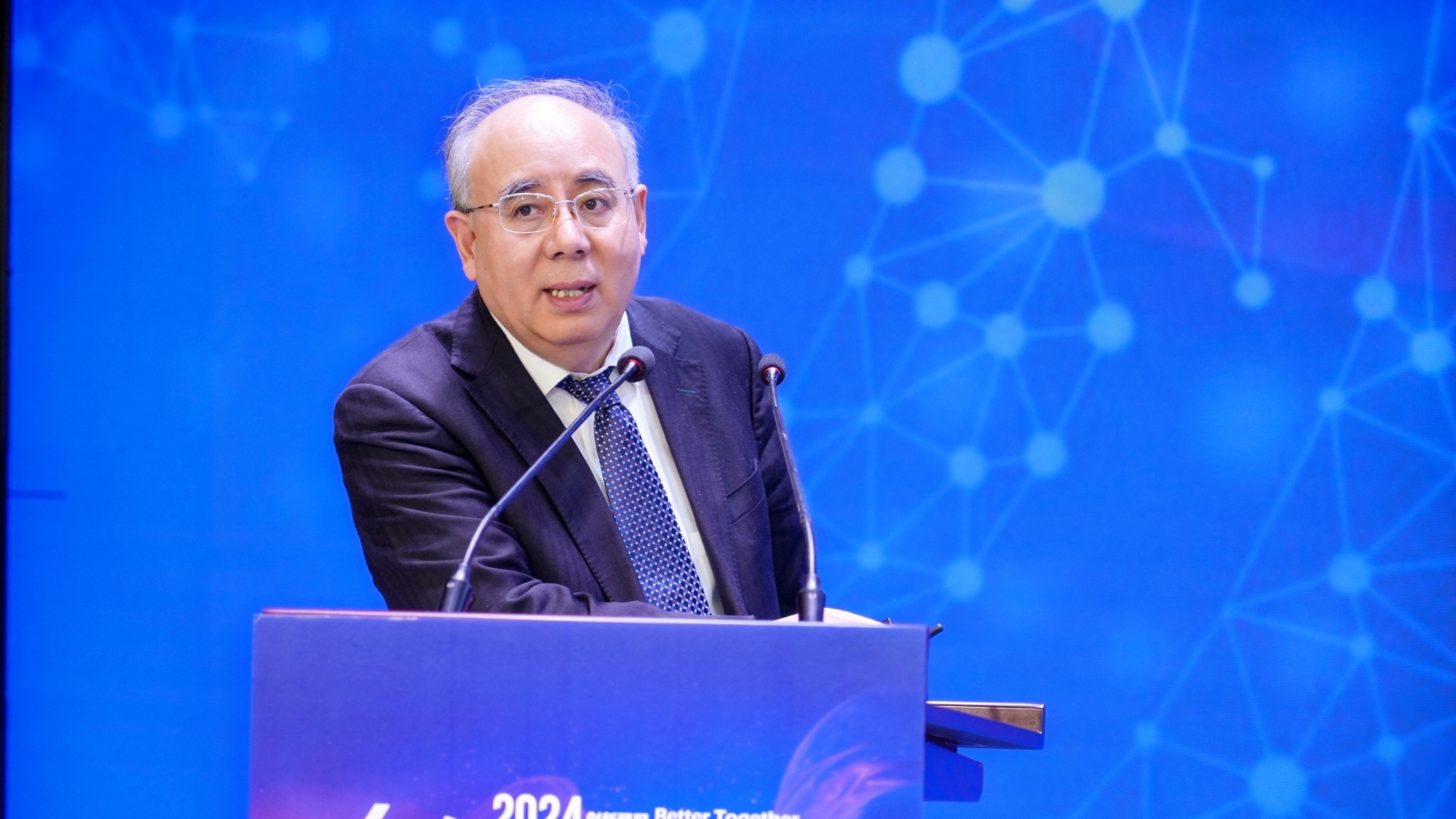 東南大學首席教授、IEEE Fellow洪偉