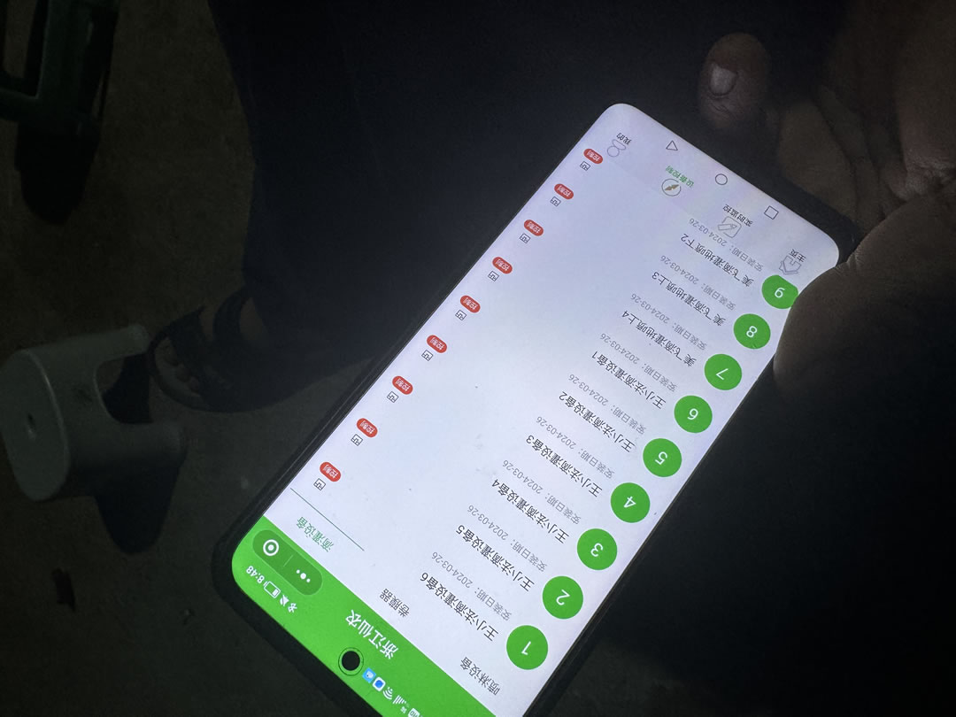 王小法可以在手機上操作控制大棚內(nèi)的溫度濕度打藥等程序。劉浩 攝.jpg