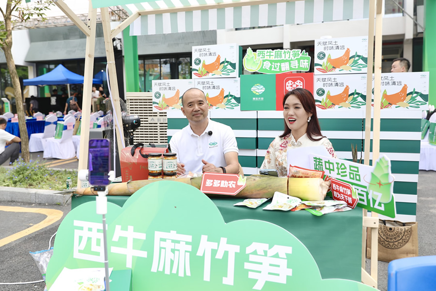 ▲清遠(yuǎn)市農(nóng)業(yè)農(nóng)村局副局長李敏懷為西牛麻竹筍“代言”。譚家富▕攝.jpg