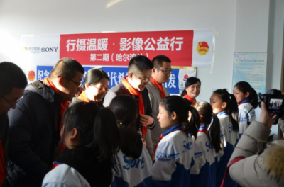 在冬日讓溫暖定格，他們給孩子帶來照片