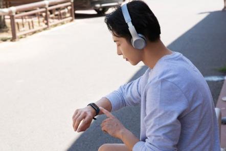 彩色大屏 NFC 心率一個不少，AMAZFIT 米動手環(huán) 2 售價 299 元