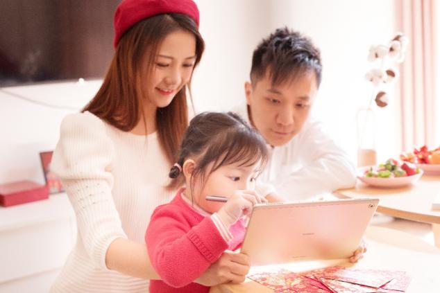 華為平板M5青春版新年篇：智能語音打破傳統(tǒng)規(guī)則，與你相約的互動新方式！