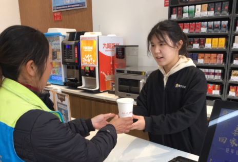 暖心！春節(jié)不打烊的蘇寧小店給過年堅守崗位的他們送禮物