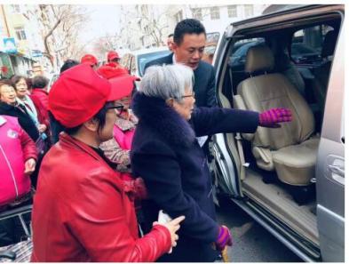 在全國(guó)建愛心車隊(duì)做公益 首汽約車帶給這個(gè)世界更多溫暖