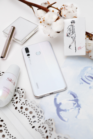 Chanel大秀演繹白色基調(diào)，華為nova4貝母白成時髦單品
