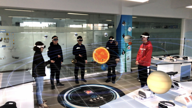 國內(nèi)首創(chuàng)！影創(chuàng)科技攜手建平中學(xué)打造K12混合現(xiàn)實全息教室