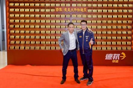 做快遞員讓他戒了“網(wǎng)癮”，還拿到10萬元金磚年終獎