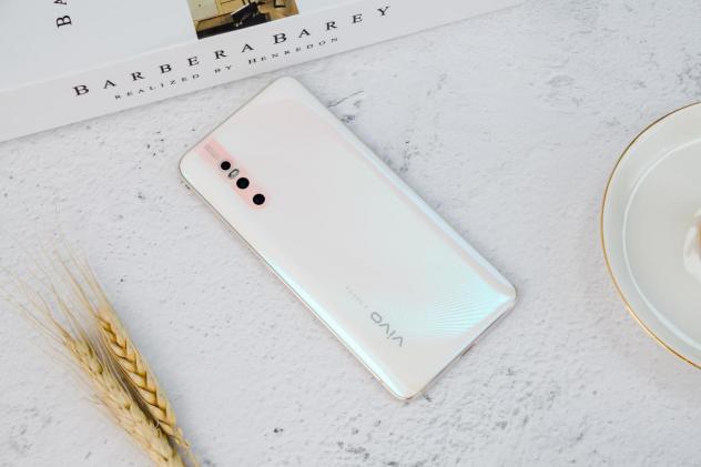 從此和挖孔屏說再見，vivo X27帶你領(lǐng)略真全面屏的魅力！