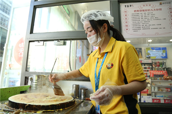 蘇寧小店的“煎餅西施”：一分鐘一張餅，顧客排隊(duì)來圍觀