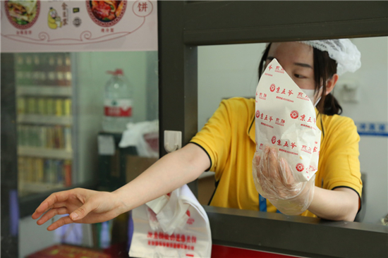蘇寧小店的“煎餅西施”：一分鐘一張餅，顧客排隊(duì)來圍觀