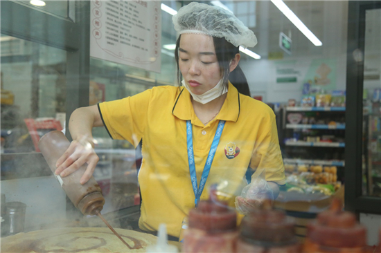 蘇寧小店的“煎餅西施”：一分鐘一張餅，顧客排隊(duì)來圍觀