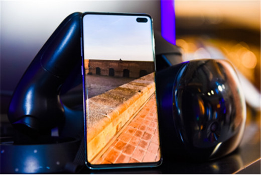 在三星Galaxy S10系列面前，屏幕是華為最大的痛