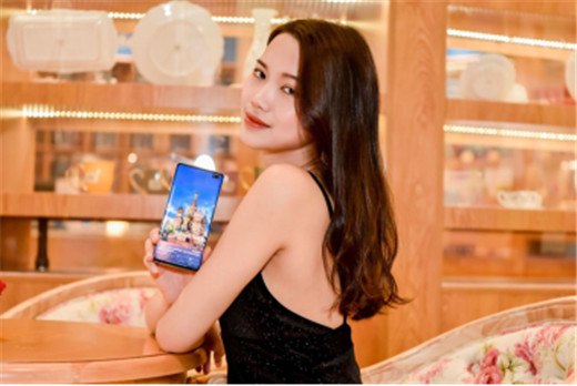 在三星Galaxy S10系列面前，屏幕是華為最大的痛