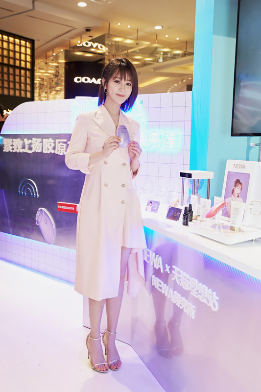 楊紫出席以色列NEWA家用射頻美容儀的活動，緊致少女肌令人羨慕