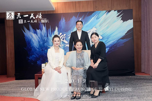 倪萍、王江寧出席天一美膳·飽倍兒2019新品發(fā)布會，星光熠熠眾星璀璨